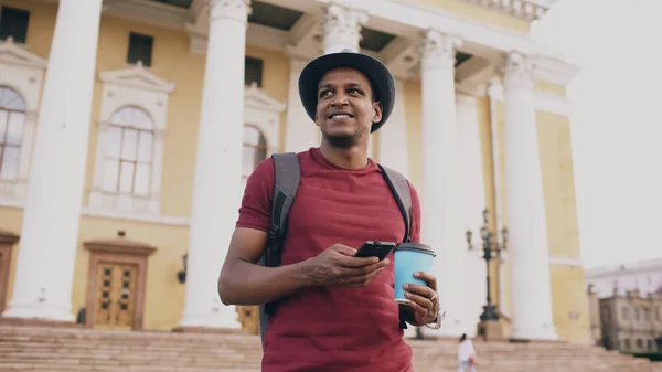 Steadicam coup de touriste homme son smartphone près célèbre historique de navigation souriant place en Europe — Photo