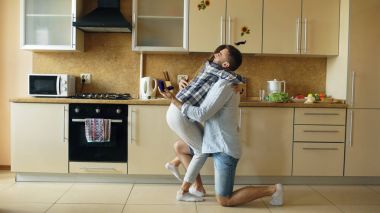 Genç adam evde mutfakta arkadaşına teklif yapma