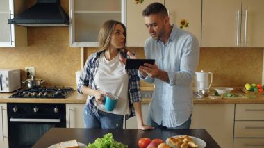 Kavgalar evde mutfakta genç Çift