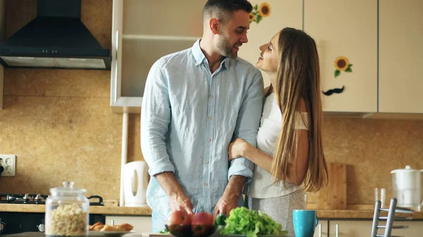 Портрет любящей пары, улыбающейся на кухне дома — стоковое фото