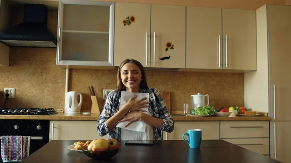 Приваблива щаслива жінка отримує хороший лист для читання новин на кухні під час сніданку вдома рано вранці — стокове фото