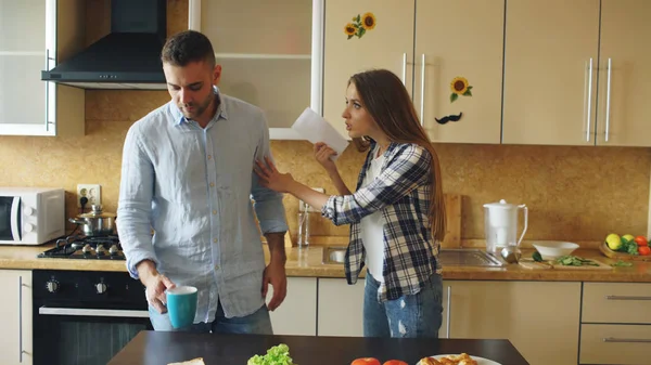 Jovens brigas casal na cozinha em casa — Fotografia de Stock