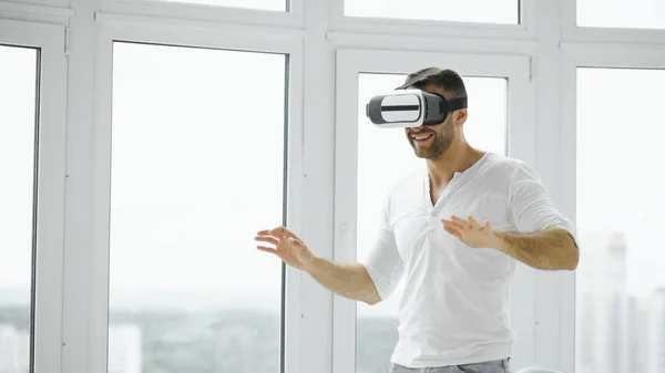 Anak muda memiliki pengalaman VR dengan virtual reality headset menggunakan gerakan tangan untuk kontrol — Stok Foto