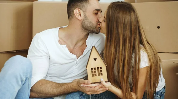 Retrato de casal beijo feliz em nova casa — Fotografia de Stock