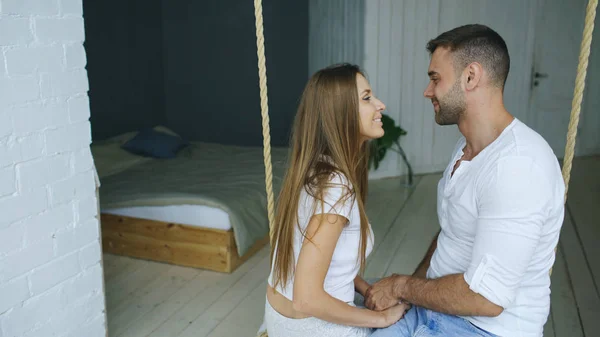 Gelukkig verliefde paar zitten in gang in slaapkamer thuis — Stockfoto