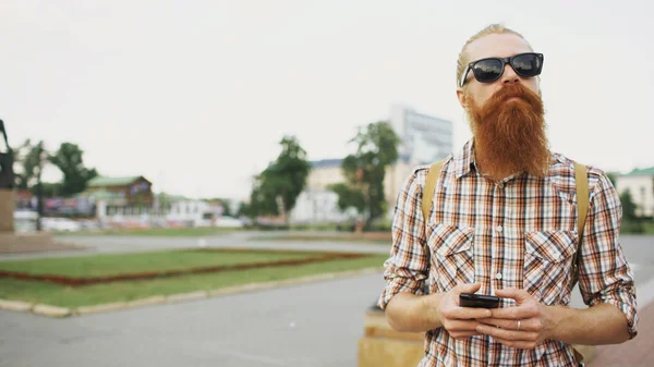 Homem de turista barbudo perdido na cidade e usando o mapa on-line do smartphone para encontrar as direções certas — Fotografia de Stock