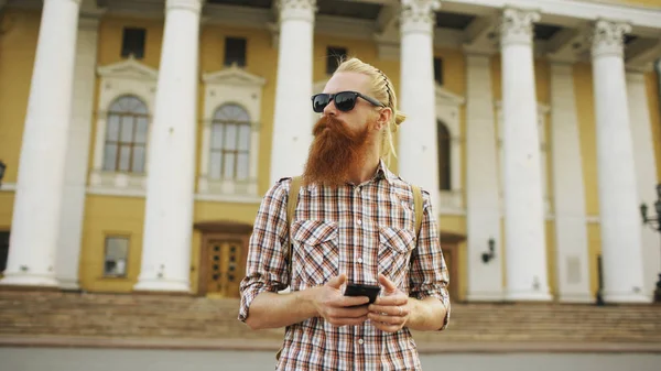 Uomo turistico barbuto perso in città e utilizzando la mappa online per trovare le direzioni giuste — Foto Stock