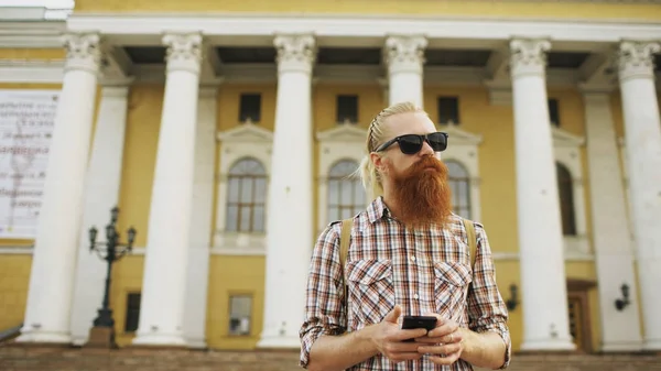 Homme touristique barbu perdu en ville et en utilisant un smartphone carte en ligne pour trouver la bonne direction — Photo