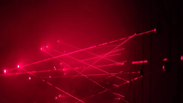 Hırsız banka ve kırmızı ışın geçiş başarısız soymaya çalışırken güvenlik lazer sistemi alarm