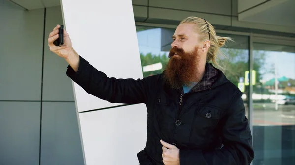 Seyahat şehir sokak smartphone kamera ile online görüntülü sohbet sahip hipster adam genç sakallı — Stok fotoğraf