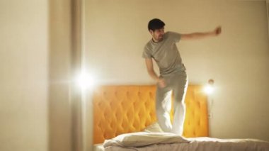 Uykudan önce akşam yatağa dans komik delikanlı