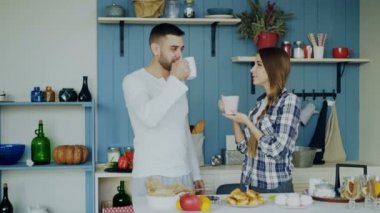 Çekici çift konuşmak ve sabahları evde mutfakta kahve içme