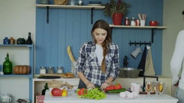 Mutlu genç çift mutfakta. Pişirme ve onun erkek arkadaşı sabah besleme çekici dans eden kadın