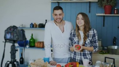 Dslr fotoğraf makinesi evde mutfakta yemek hakkında video Gıda blog kayıt çekici çift