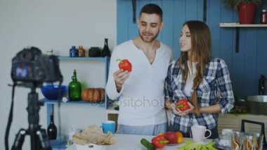 Vejetaryen sağlıklı gıda dslr fotoğraf makinesi ile ilgili video blog mutfakta evde kayıt çekici çift