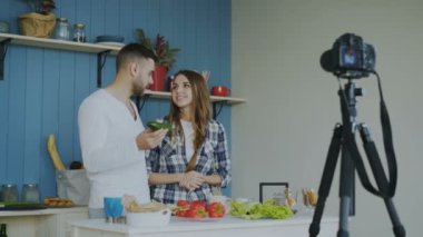 Dslr fotoğraf makinesi evde mutfakta yemek hakkında video Gıda blog kayıt çekici çift
