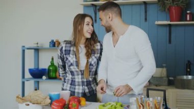 Çekici kadın evde o yemek kahvaltı ederken mutfakta bir hediye ile onun boylfriend şaşırtıcı gülüyor
