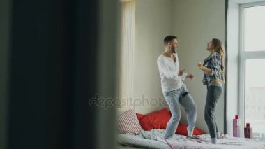 RocknRoll dans yatağa sabahları evde genç güzel ve sevgi dolu Çift