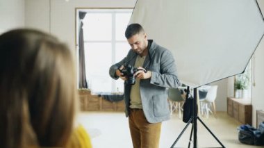 Profesyonel fotoğrafçı çekim modelinin dijital kamera fotoğraf studio çalışma