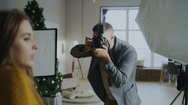 Profesyonel fotoğrafçı adam alarak fotoğraf Studio dijital fotoğraf makinesi ile güzel model kızın