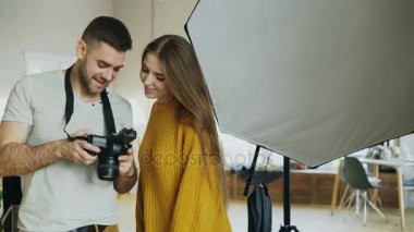 Profesyonel fotoğrafçı adam fotoğraf Studio kapalı kişisel materclass öğrenci kız için dijital kamerada Fotoğraflar gösteriyor