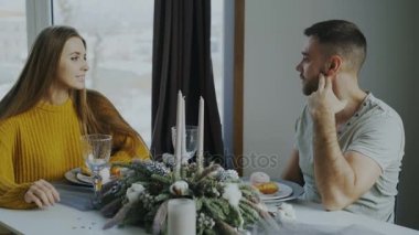 Genç çift öğle yemeği ve kafede kapalı konuşuyor sonra tatlı yiyin