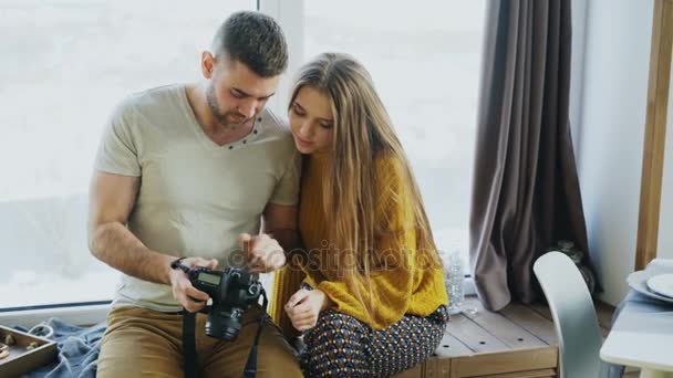 Fotógrafo profesional hombre mostrando fotos en cámara digital a estudiante chica en materclass personal en estudio de fotos en interiores — Vídeos de Stock