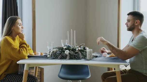 Ungt par äta efterrätt efter lunch och prata i café inomhus — Stockvideo