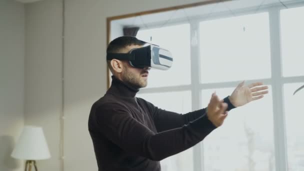 Opgewonden man met virtual reality headset 360 videospelletje thuis spelen — Stockvideo