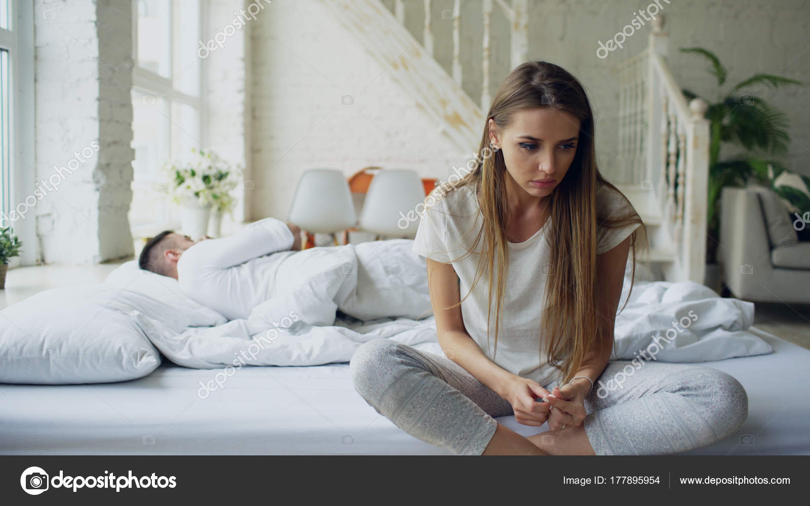 стоковые фото для влога. мужчина в парке на скамейке. время для себя. девушка с ноутбуком на прозрачном фоне. Sitting in me.