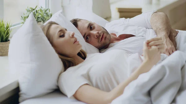 Pendekatan pasangan dengan masalah hubungan memiliki percakapan emosional saat berbaring di tempat tidur di rumah — Stok Foto