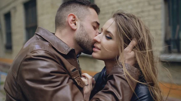 Nahaufnahme von glücklich verliebten Paar küsst und umarmt, während havinhg Spaziergang in der Stadt Straße — Stockfoto