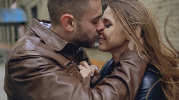 행복 한 사랑 커플 키스 하 고 havinhg 도시 거리에 산책 하는 동안 수용의 근접 촬영 스톡 사진