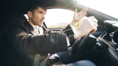 Genç iş adamı arabayı çok üzgün ve trafik reçel zor başarısızlık ve hareketli sonra vurguladı