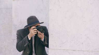 Genç paparazzi erkek ünlüler kamera casus duvarın arkasında ise fotoğrafını şapkalı closeup