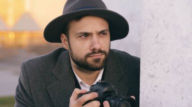 Genç paparazzi erkek ünlüler kamera casus duvarın arkasında ise fotoğrafını şapkalı closeup