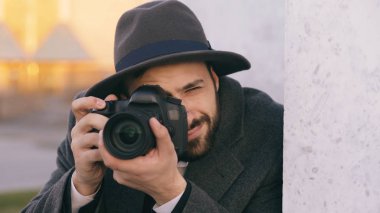 Genç paparazzi erkek ünlüler kamera casus duvarın arkasında ise fotoğrafını şapkalı closeup