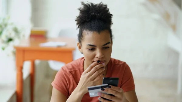 Schöne glücklich gemischte Rennen Frau Online-Banking mit Smartphone Online-Shopping mit Kreditkarte zu Hause Lebensstil — Stockfoto