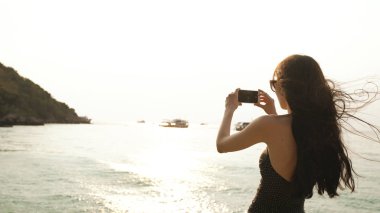 Beach Island alma fotoğraf günbatımı üzerinde kadın turist tatil tekne ve manzarası görüş Smartphone'da ile
