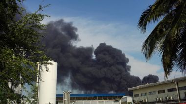 Büyük yangın alev yanan petrol fabrika Bangkok Tayland