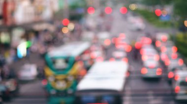 Gece şehir sokak üzerinde renkli trafik ışıkları bokeh daireler. Arka plan