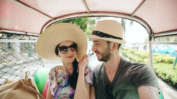 彼のガール フレンドの帽子の若いハンサムな男は、伝統的なタイのバス songteo に乗る。カップル旅行、新婚旅行中にタイ — ストック写真