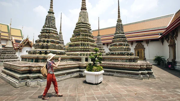 若い女性の観光旅行中に Bagnkok タイの寺院観光、スマート フォンで写真を撮る — ストック写真