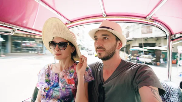 Jeune homme beau chapeau avec sa petite amie monter sur le traditionnel thai bus songteo. Voyage en couple Thaïlande pendant leur lune de miel — Photo