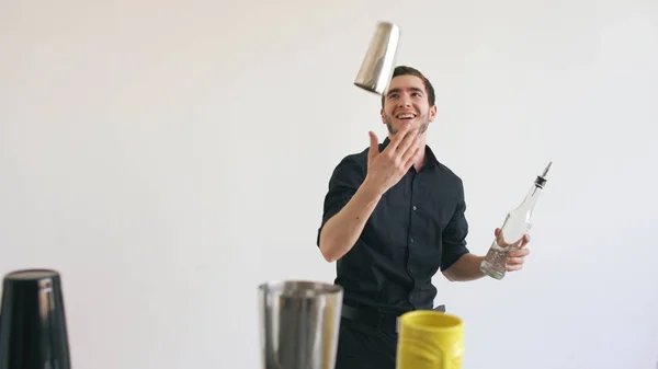 Profesjonalnego barmana człowiek żonglerka butelek i potrząsając koktajl przy stole mobilny bar na białym tle — Zdjęcie stockowe