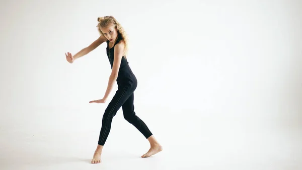 Moderna bella ragazza adolescente ballerina danza contemporanea su sfondo bianco al chiuso — Foto Stock