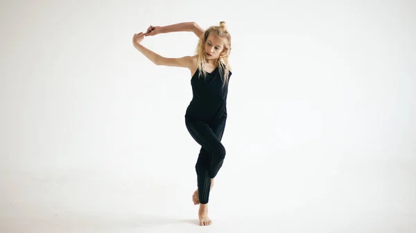 Χορεύτρια σύγχρονου όμορφο εφηβικό κορίτσι χορό μοντέρνο σε άσπρο φόντο σε εσωτερικούς χώρους — Φωτογραφία Αρχείου