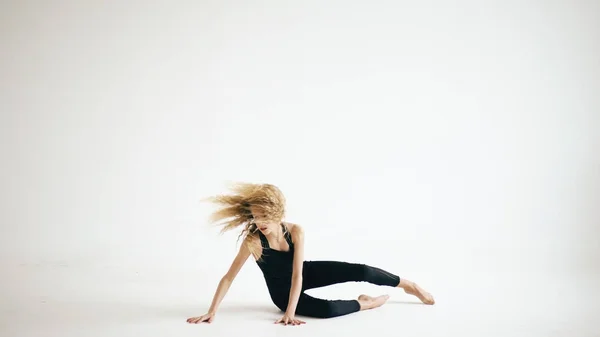 Moderna bela adolescente dançarina dançando contemporânea no fundo branco dentro de casa — Fotografia de Stock