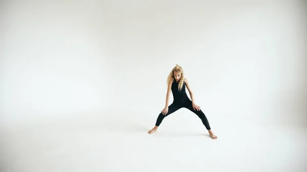 Moderna hermosa bailarina adolescente bailando contemporáneo sobre fondo blanco en interiores —  Fotos de Stock