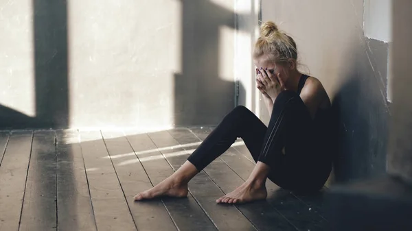 Fechar-se de dançarina adolescente jovem chorando após a perda perfomance senta-se no chão no salão dentro de casa — Fotografia de Stock